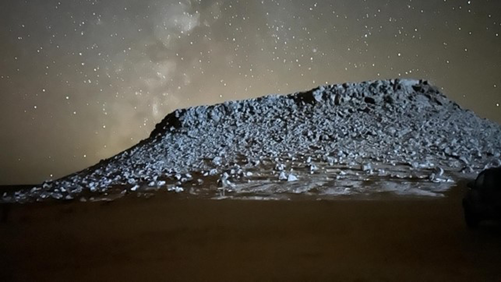 Cielo stellato dietro al monte